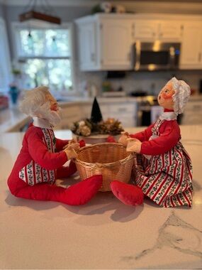Vintage  Annalee Mobilitee 11” Santa & Mrs Claus Basket Centerpiece Set 1971